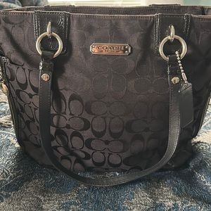 Used coach tote bag. In good conditions no torn or stains .